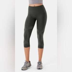 Women's Charcoal Capri Leggings